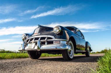 Yoldaki klasik araba.