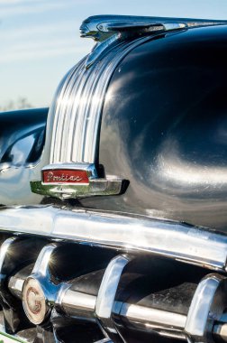 Kırmızı beyaz, klasik bir araba.