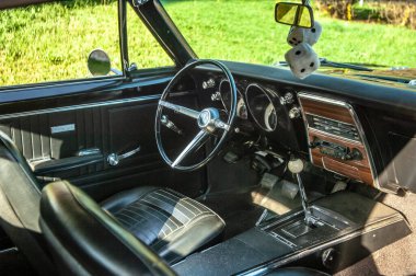 Eski model araba iç mimarisi