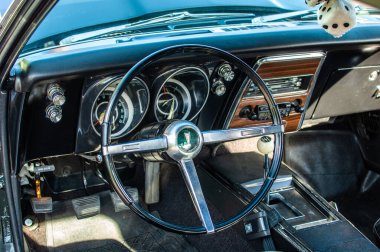 Eski bir arabanın kapağını kapatın.