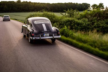 Eski model araba yolda