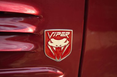 Kırmızı bir arabaya yaklaş.