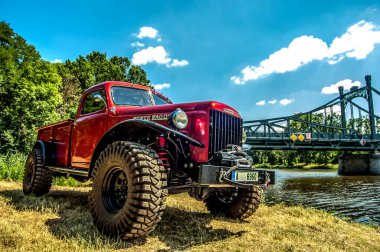 Klasik kırmızı retro araba.