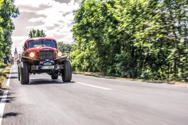 Büyük traktörlü eski bir kamyon.