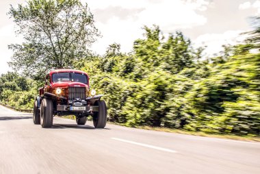 Eski ve eski bir araba.