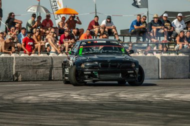 Şehirdeki yoldaki araba..