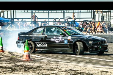 Sürüklenen arabalar sürüklenir.