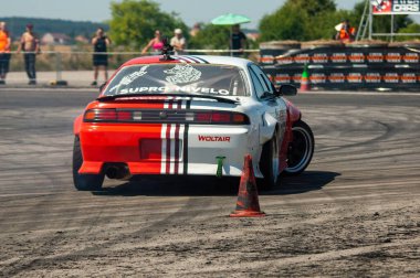 Sürüklenen yarış arabaları yolda