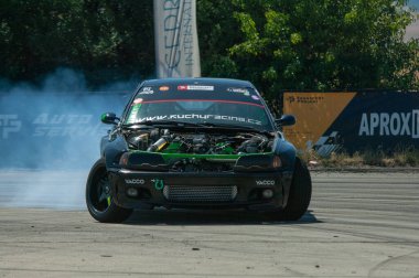 Sürüklenen spor arabalar sürüklenir