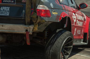 Yolda araba kazası.