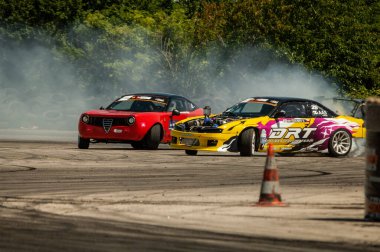 Sürüklenen arabalar iş başında