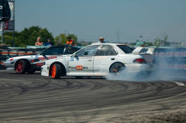 Sürüklenen araba yarış halinde