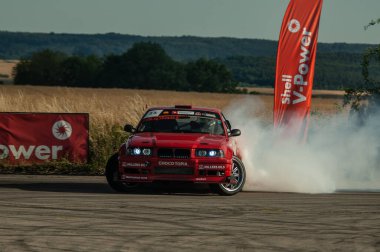 Kırmızı yarış arabası.