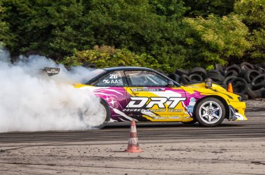 Odessa, Ukrayna - Nisan 2 0, 2 0 0 17: yarış arabası pistte dumanlı bir yarış arabasıyla.