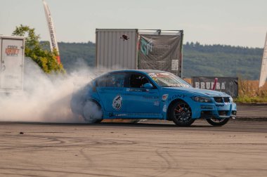 Şehirde araba yarışı