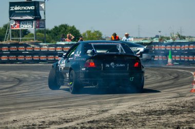 Yol üzerinde araba yarışı