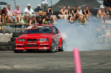 Sürüklenen araba sürüklenme pisti gösterisi