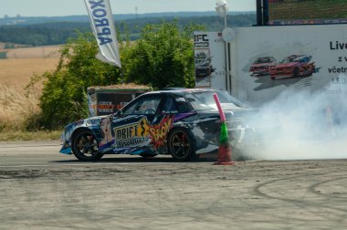 Araba dumanla sürükleniyor.