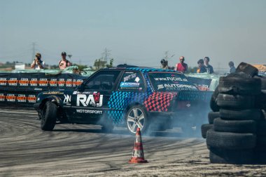 Araba piste geliyor. Araba arabadan geliyor..