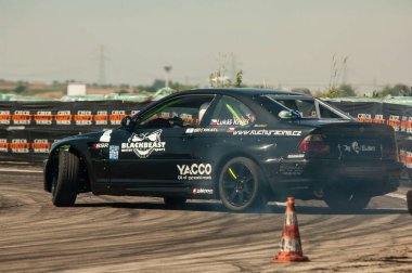 Şehirde araba sürüyor.