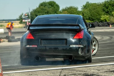 Pistte drift yarış arabaları