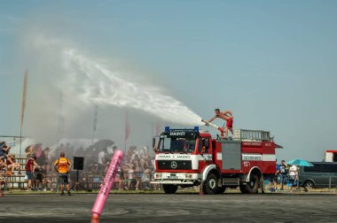 Odessa, Ukrayna 19 Ağustos 1919: Ukrayna geleneksel spor müsabakası. Ateş suyundan çıkan dumanla yanan kırmızı duman