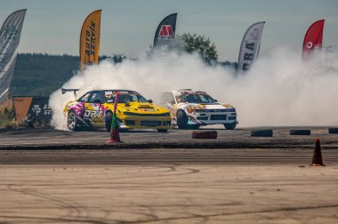 Yarış pistinde drift araba yarışı