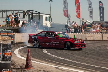 Sürüklenen araba yarışı