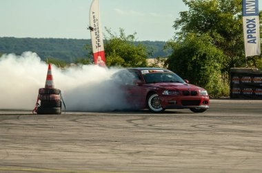 kiev, ukraine - Haziran 2 0 0 0 0 2 6: Araba yolda sürükleniyor.