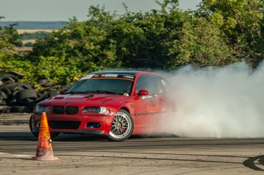 Sürüklenen yarış arabaları şampiyonada sahnede sürüklenirler.