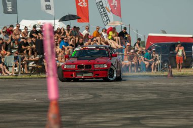 Sürüklenen arabalar Sürüklenen gösteride yarışıyor