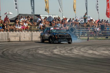 Rus arabasının 35 'inci drift' i. Araba hipodromdan geliyor. İzler yolda..