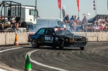 Sürüklenen araba uzun ve sürüklenen çapraz sürüklenmeyle raylarda yarışıyor