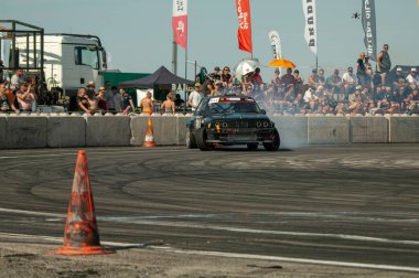 Sürüklenen yarış arabası iş başında