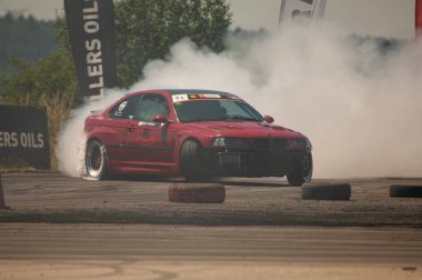 Yoldaki araba, sürükleniyor, duman, duman.