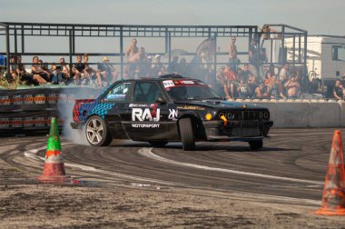 Odessa, Rusya - 27 Eylül, 2017: Mini şampiyonluk yarışı sırasında kumun üzerinde yarış pisti