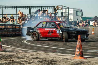 Sürüklenen arabalar Moskova, Rusya 'da drift arabalarda