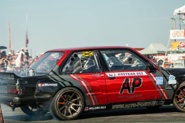 Sürüklenen yarış arabası iş başında