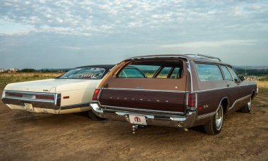 Şehirde antika bir araba.