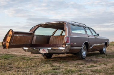 Sahadaki eski klasik araba.