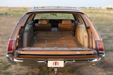 Kırmızı kapaklı araba bagajı.