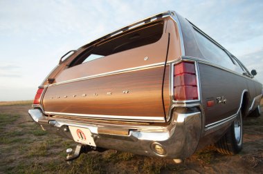 Kırmızı araba yola park edildi, yol aynaya yansıdı, seyahat, turizm ve tatil kavramı