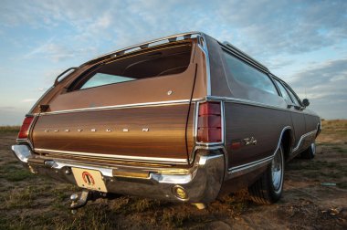 Eski paslı bir araba yolda