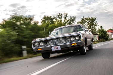 Eski klasik araba yolda.