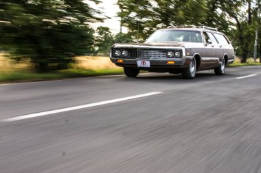 Ormandaki eski klasik araba.