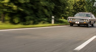 Ormanın içinde park edilmiş araba