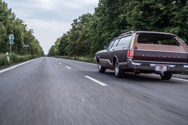 Araba yolda gidiyor.