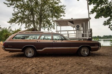 Eski bir arabanın dikey çekimi.