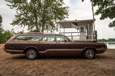 Yolun kenarına park edilmiş eski bir Amerikan arabası..