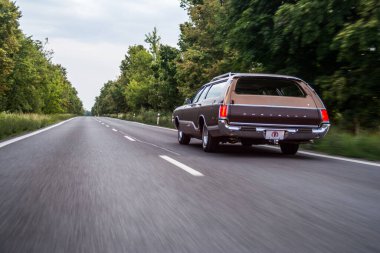 Araba yola park edilmiş.